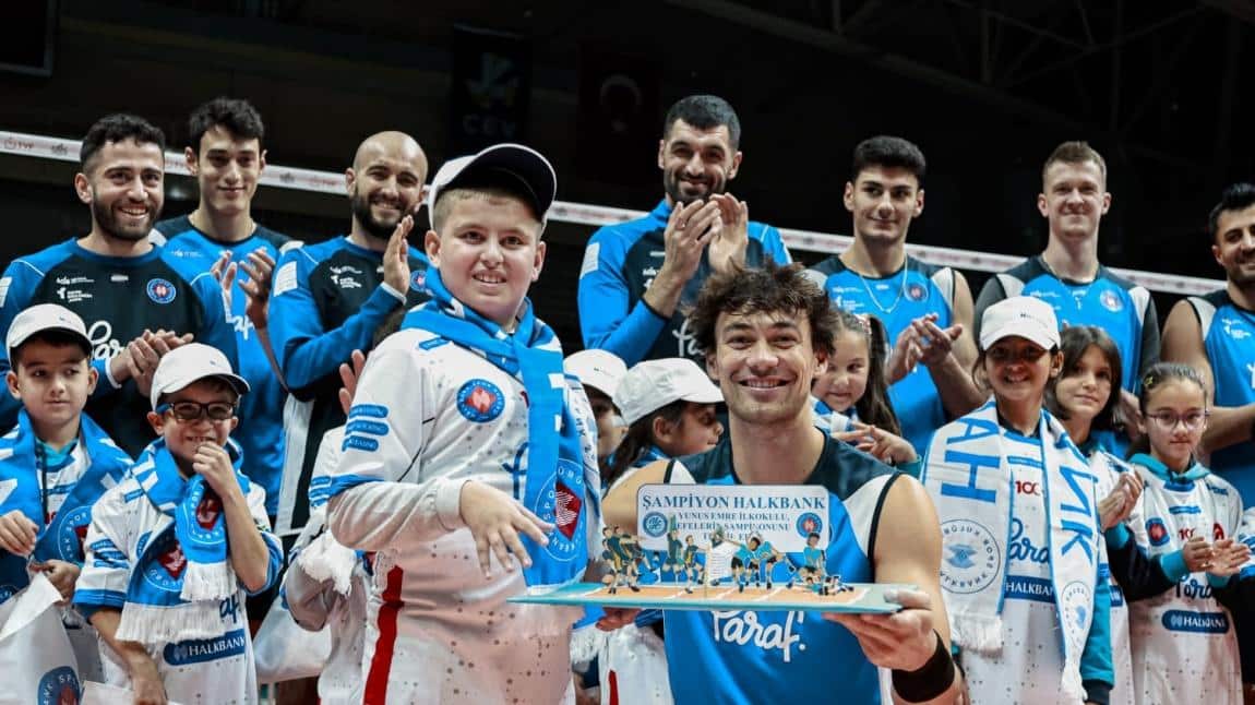 ÖZEL EĞİTİM SINIFIMIZ VE DİĞER ÖĞRENCİLERİMİZDEN EFELER LİGİ ŞAMPİYONU HALKBANK VOLEYBOL TAKIMINA ZİYARET